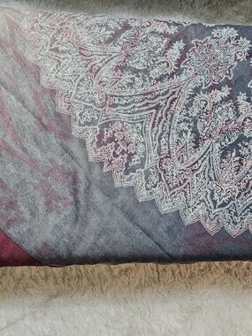 Elegant Paisley Medallion Scarf - Gray & Burgundy